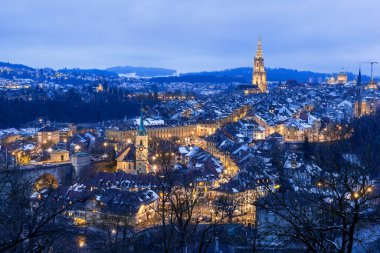 Bern 'ün eski bir kasabası, kışın mavi saatinde, karlı ve aydınlık binalarla, Bern, UNESCO, İsviçre