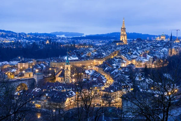 Bern Eski Bir Kasabası Kışın Mavi Saatinde Karlı Aydınlık Binalarla — Stok fotoğraf