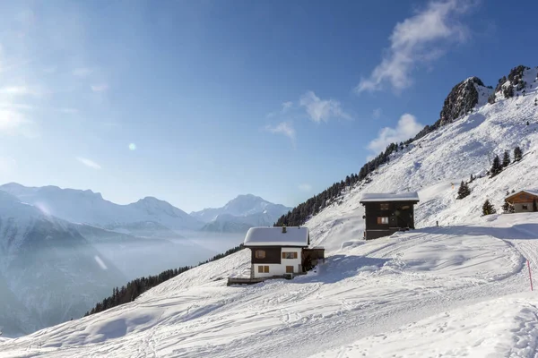 Chalet Svizzeri Sulle Alpi Con Piste Sci Località Sciistica Invernale — Foto Stock