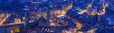 Bern ikizinin kışın mavi saatinde, karlı ve aydınlık binalar, Rosengarten, Bern, UNESCO, İsviçre