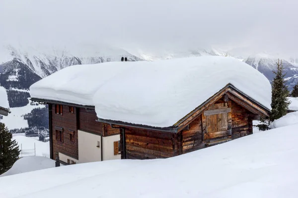 Chalet Alpino Affondato Nella Neve Profonda Inverno Con Neve Spessa — Foto Stock