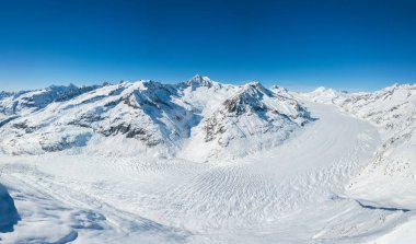 Büyük Aletsch Buzulu 'nun Alpler kış mevsiminde, İsviçre' nin en derin karla kaplı havadan manzarası, ki bu bir unesco mirasıdır (dikişli büyük bir dosya).)