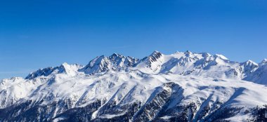 Baettlihorn, Breithorn, Bortelhorn, Helsenhorn, Monte Cervandone, brüt schinhorn, Milibach, İsviçre. Kışın Eggishorn 'dan görüntülenir (büyük dikişli dosya)