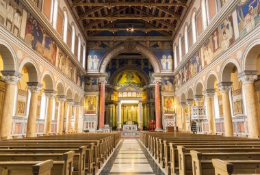Zürih şehir merkezindeki Roma katolik kilisesinin içi - Liebefrauenkirche (Meryem Kilisesi), 19. yüzyılda inşa edilmiştir.