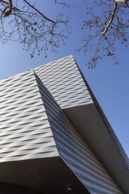 Basel, İsviçre - 01 Mart 2021: Herzog & de Meuron tarafından tasarlanan Basel kentindeki sergi merkezinin cephesi.