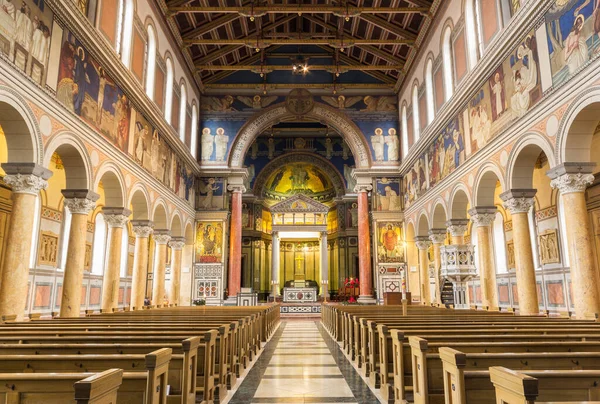 Zürih şehir merkezindeki Roma katolik kilisesinin içi - Liebefrauenkirche (Meryem Kilisesi), 19. yüzyılda inşa edilmiştir.