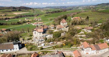 Rue Kalesi 'nin (12. yüzyılda inşa edilmiş) ve İsviçre' nin Canton Freibourg şehrinin hava görüntüsü.