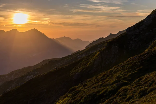 Salida Del Sol Amanecer Zona Montañosa Fessisseeli Glarus Suiza —  Fotos de Stock