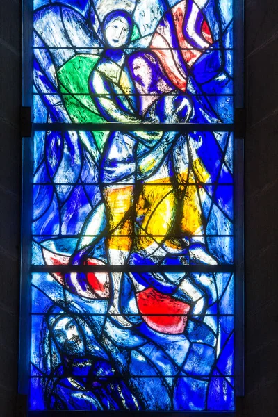 スイスのチューリッヒ 4月19日 2021 マーク シャガールによって設計されたプロテスタント教会Frumunsterのステンドグラスの窓の詳細 — ストック写真