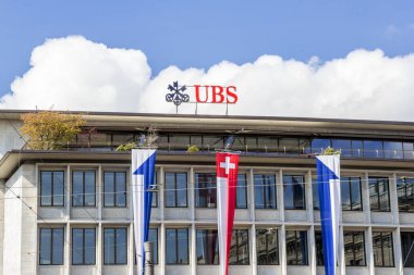 Zürih, İsviçre - 19 Nisan 2021. İsviçre 'nin Zürih şehrindeki UBS bankası. UBS Bank küresel olarak aktif olan en büyük İsviçre bankasıdır..