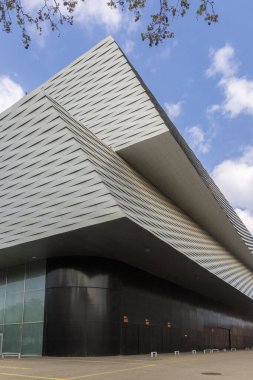 Basel, İsviçre - 22 Nisan 2021: Basel şehrindeki sergi merkezinin cephesi, Herzog, de Meuron tarafından tasarlandı.