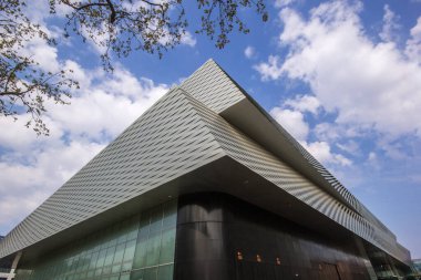 Basel, İsviçre - 22 Nisan 2021: Basel şehrindeki sergi merkezinin cephesi, Herzog, de Meuron tarafından tasarlandı.