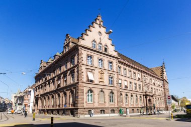 Basel, İsviçre - 24 Mart. 2021: Basel 'deki eski Ticaret ve El Sanatları Müzesi, şimdi farklı kurum ve şirketler için çok amaçlı bir bina.