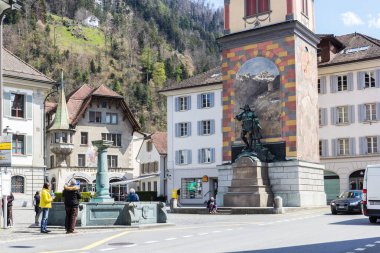 Altdorf, İsviçre - 20 Nisan 2021: William Tell ve oğlu İsviçre 'nin Altdorf kentindeki Rathausplatz' da (Belediye Meydanı) heykeli. Wilhelm Tell, İsviçre 'nin halk kahramanı. Heykel 1895 'te inşa edilmiş..