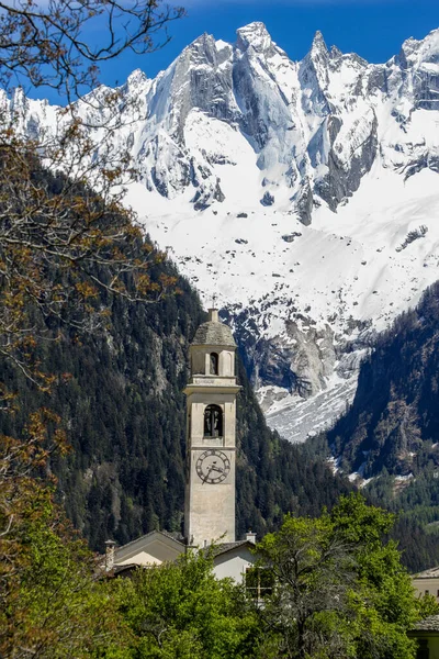 Reformovaná Kostelní Věž Pohoří Sciora Horské Obci Soglio Kanton Grisons — Stock fotografie