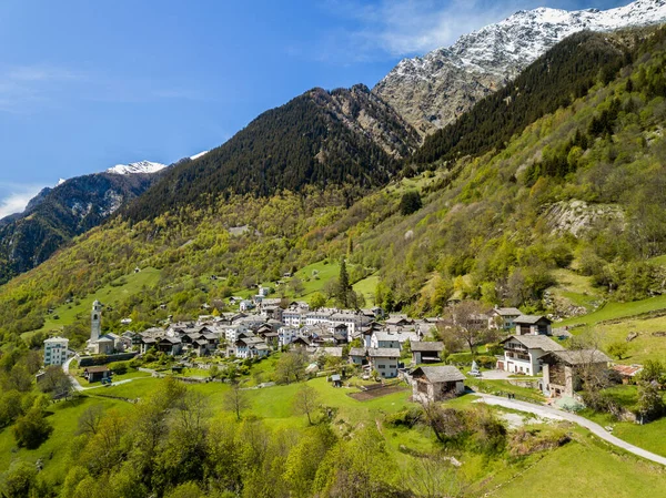 Letecký Snímek Švýcarské Horské Vesnice Solio Zasněženým Pohořím Sciora Pozadí — Stock fotografie