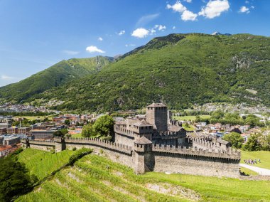 Montebello Ortaçağ Şatosu 'nun başkent Canton Ticino, Bellinzona, İsviçre' deki hava görüntüsü..