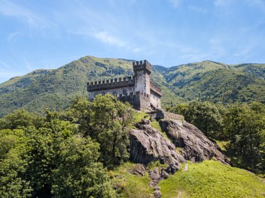 Orta çağ kalesi Castello Sasso Corbaro 'nun havadan görüntüsü. İsviçre' nin Bellinzona eyaletinin başkenti Canton Ticino 'da..