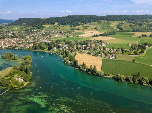 村と農業の土地のドローン画像スイスの町と青ライン川側スタインアムラインバックグラウンドで — ストック写真