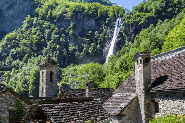 Casas Pedra Tradicionais Com Torre Igreja Bela Aldeia Foroglio Cachoeira — Fotografia de Stock