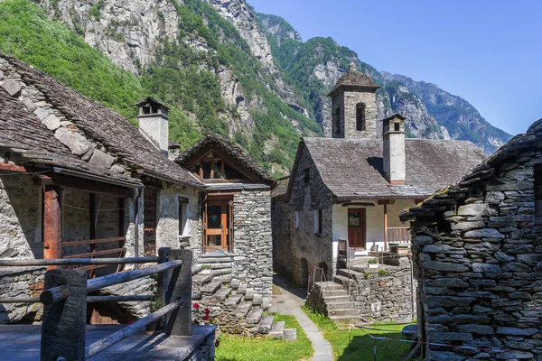 Casas Pedra Tradicionais Com Torre Igreja Bela Aldeia Foroglio Ticino — Fotografia de Stock