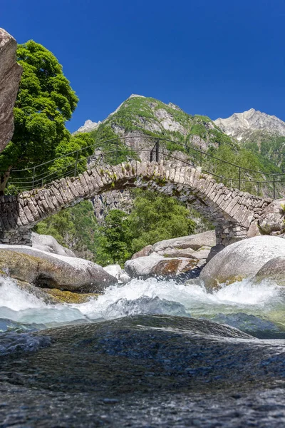 Starobylý Římský Kamenný Most Puntidu Vysoko Nad Vesnicí Foroglio Údolí — Stock fotografie