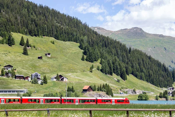 Davos Schweiz Juni 2021 Röd Passagerare Expresståg Från Rhatian Railway — Stockfoto