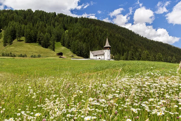 Igreja Querida Senhora Frauenkirch Colina Verde Distrito Davos Grisons Suíça — Fotografia de Stock
