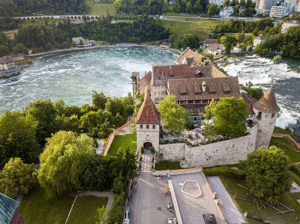 スイスのライン滝とラウフェン城の上空にドローンと航空画像 ヨーロッパ最大の滝 — ストック写真