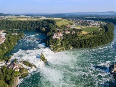 İsviçre 'deki Schloss Laufen şatosuyla Rhine Falls' un insansız hava fotoğrafçılığı. Rhine Falls Avrupa 'nın en büyük şelalesidir.