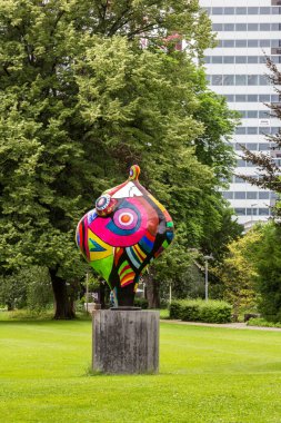 Basel, İsviçre - Temmuz 05.2021: Renkli heykel Basel 'deki Tinguely Müzesi' nin bahçesinde Niki de Saint Phalle tarafından Gwendolyn olarak adlandırıldı. İsviçreli ressam ve heykeltıraş Jean T 'nin eserlerinin yer aldığı kalıcı bir sergi.