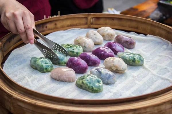 Chinese Street Food Dimsum Rijstverpakking Met Verschillende Kleurrijke Vulling Verkocht — Stockfoto
