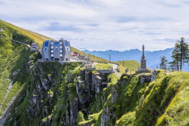 1700 metre yüksekliğindeki ünlü Monte Generoso 'nun modern bir restoranı ve İsviçre' nin Canton Ticino kentinde çeşitli yürüyüş yolları bulunan popüler gezi yeri.