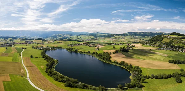 瑞士伯尔尼奥伯兰Gerzensee湖的空中全景图像 — 图库照片
