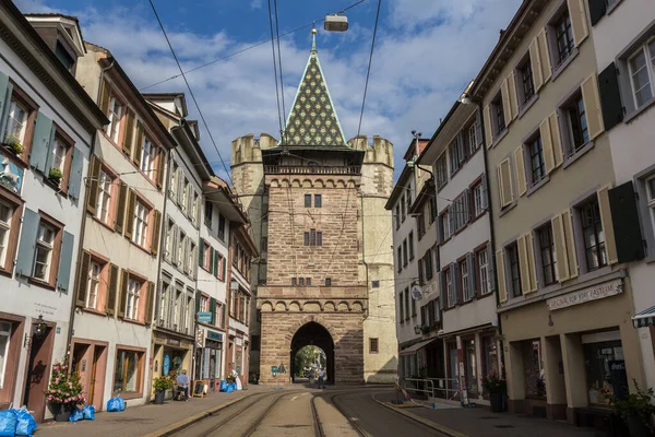 도시의 Spalentor 입니다 도시는 스위스에서 아름다운 의문들 하나입니다 도시에서 아름다운 — 스톡 사진