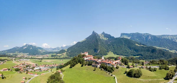 位于阿尔卑斯山山顶的中世纪格鲁耶斯城堡的空中图像 它是最受欢迎的旅游胜地之一 — 图库照片