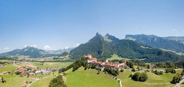 Imagen Aérea Del Castillo Medieval Gruyeres Cima Colina Los Alpes —  Fotos de Stock