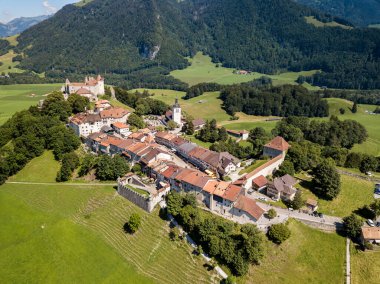 Alplerin tepesindeki ortaçağ Gruyeres Kalesi 'nin hava görüntüsü. Turist yoksunluklarının en popülerlerinden biridir..