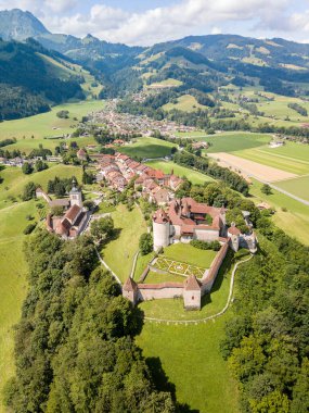 Alplerin tepesindeki ortaçağ Gruyeres Kalesi 'nin hava görüntüsü. Turist yoksunluklarının en popülerlerinden biridir..