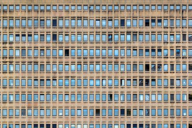 Kalabalık şehir yaşamında pencereli ve çerçeveli yüksek hareketli ön cephede tekrarlanan desen