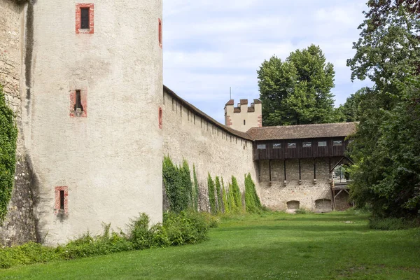 瑞士巴塞尔莱茵河畔古老的中世纪城墙 塔楼和城垛与挖掘 — 图库照片