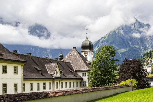 Engelberg Suiza Agosto 2021 Abadía Engelberg Monasterio Benedictino Con Montañas — Foto de Stock