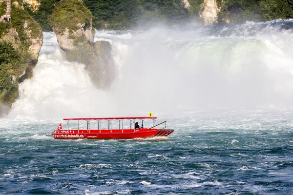 Neuhausen August 2021 Ein Rotes Schiff Für Touristische Rundfahrten Fährt — Stockfoto