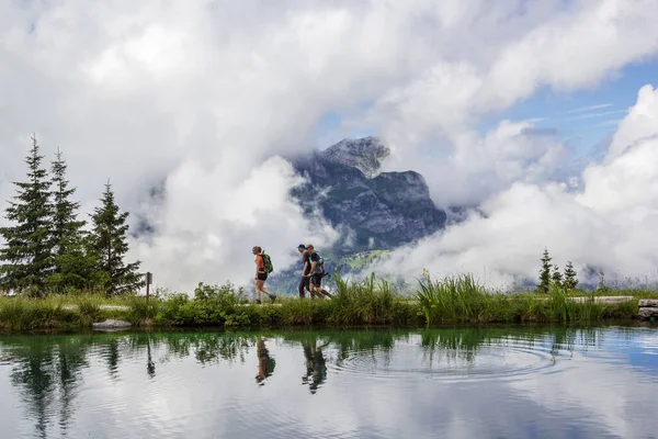 Brunni Switzerland August 2021 People Hiking Mountain Lake Haerzlisee Reflecion — Stock Photo, Image
