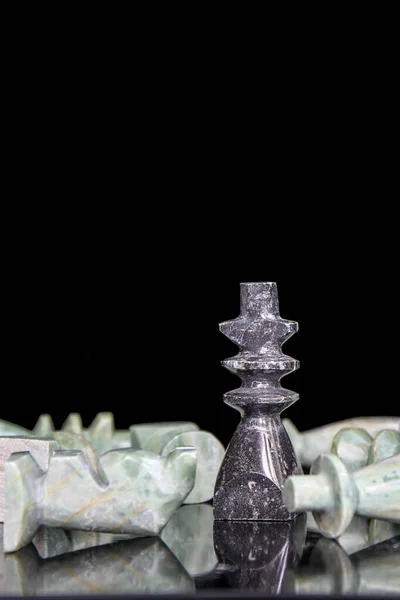 Король Побеждает Остальных Шахматной Игре Символ Победы Мраморными Фигурами Черном — стоковое фото