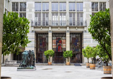 Basel, İsviçre - Ağustos 02. 2021: İsviçre 'nin Basel kentindeki Sanat Müzesinin (Kunstmuseum) dış cephesi