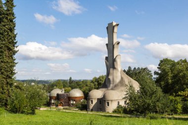 Dornach, İsviçre - 28 Ağustos. 2021: Camdan ev ve ısıtma evi Goetheanum Hill 'deki ilk binalar arasında. Goetheanum, Rudolf Steiner tarafından kurulan antroposofinin merkezidir..