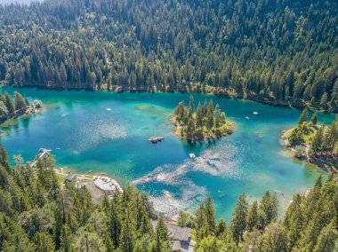 Turkuaz Caumasee Gölü 'nün havadan görüntüsü. İsviçre, Fthe Grisons' daki dağlarda.