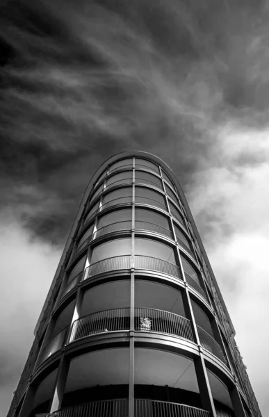 Moderní Rezidenční Komplex Výškových Fasád Budov Proti Modré Obloze Minimalistická — Stock fotografie