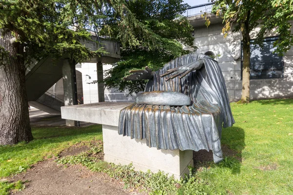 Basel Schweiz September 2021 Metallskulptur Brot Teilen Von Valery Heussler — Stockfoto